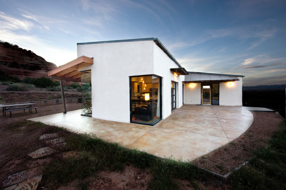Источник вдохновения для домашнего уюта: белый, большой, одноэтажный дом в стиле фьюжн с облицовкой из цементной штукатурки и плоской крышей