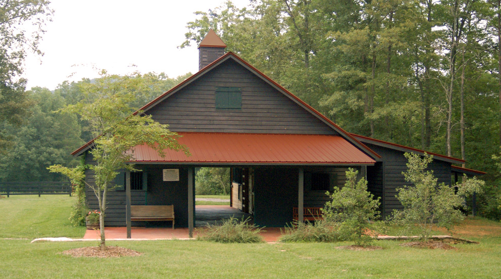 Diseño de fachada de casa marrón rural de tamaño medio de dos plantas con revestimiento de madera, tejado a dos aguas y tejado de metal