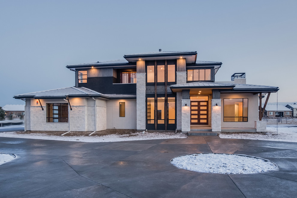 Zweistöckiges Modernes Einfamilienhaus mit Mix-Fassade, bunter Fassadenfarbe, Walmdach und Misch-Dachdeckung in Denver
