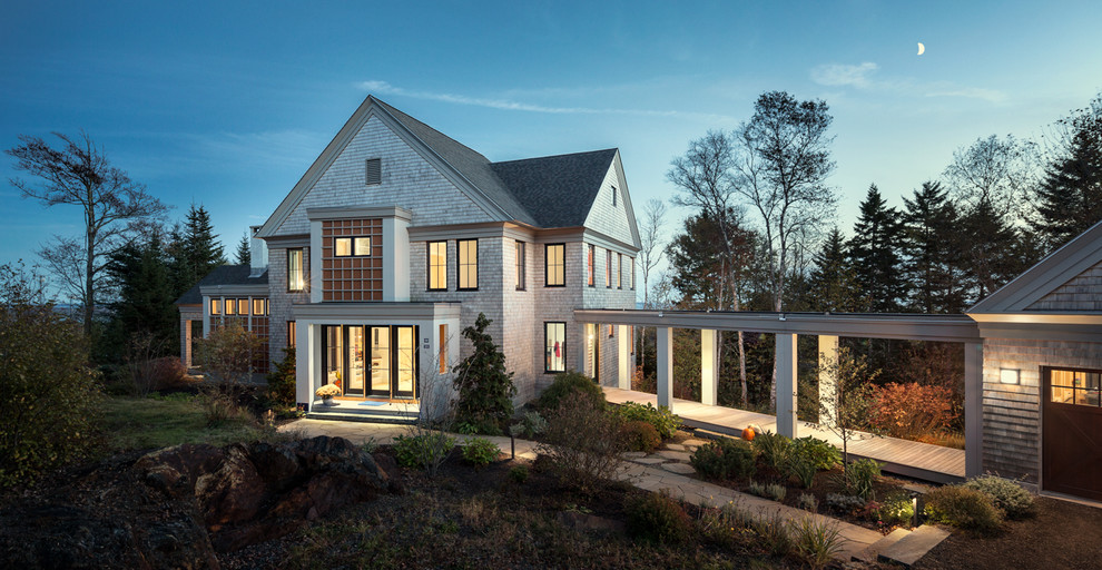 Diseño de fachada gris clásica renovada de dos plantas con revestimiento de madera