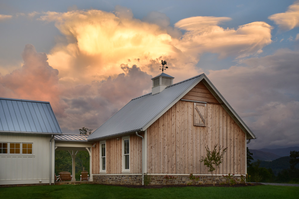 Свежая идея для дизайна: деревянный, бежевый частный загородный дом в стиле кантри с двускатной крышей и металлической крышей - отличное фото интерьера