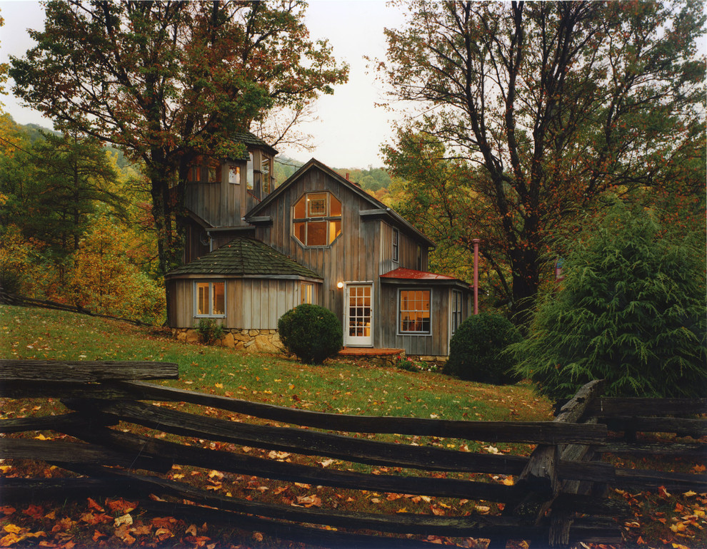 Cette photo montre une façade de maison chic en bois.
