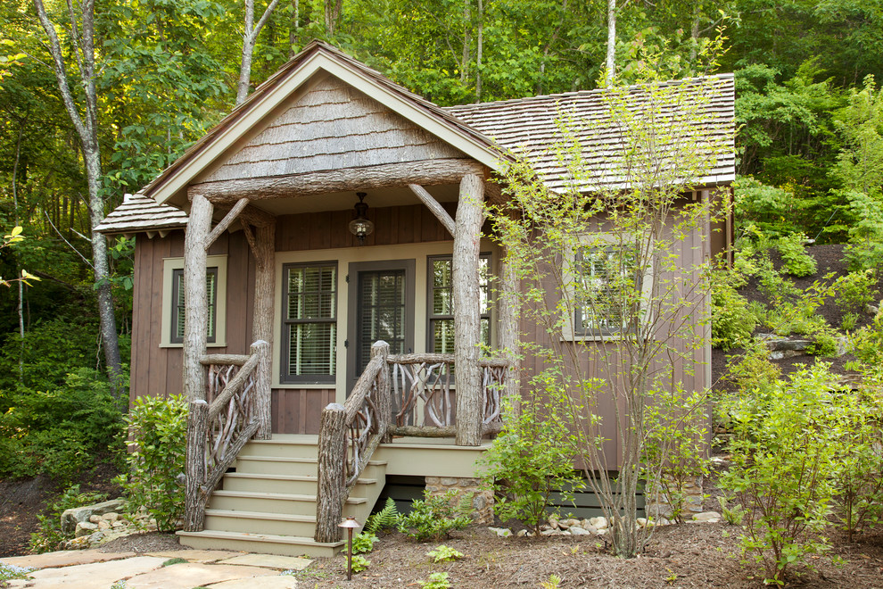 Einstöckige Urige Holzfassade Haus mit brauner Fassadenfarbe in Atlanta
