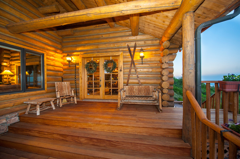 Пример оригинального дизайна: двухэтажный, деревянный, бежевый дом среднего размера в стиле рустика