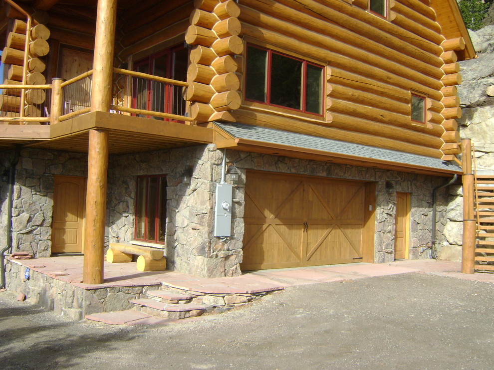 Esempio della facciata di una casa grande marrone american style a due piani con rivestimento in legno
