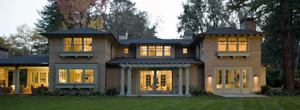 Cette photo montre une grande façade de maison chic en bois à un étage.