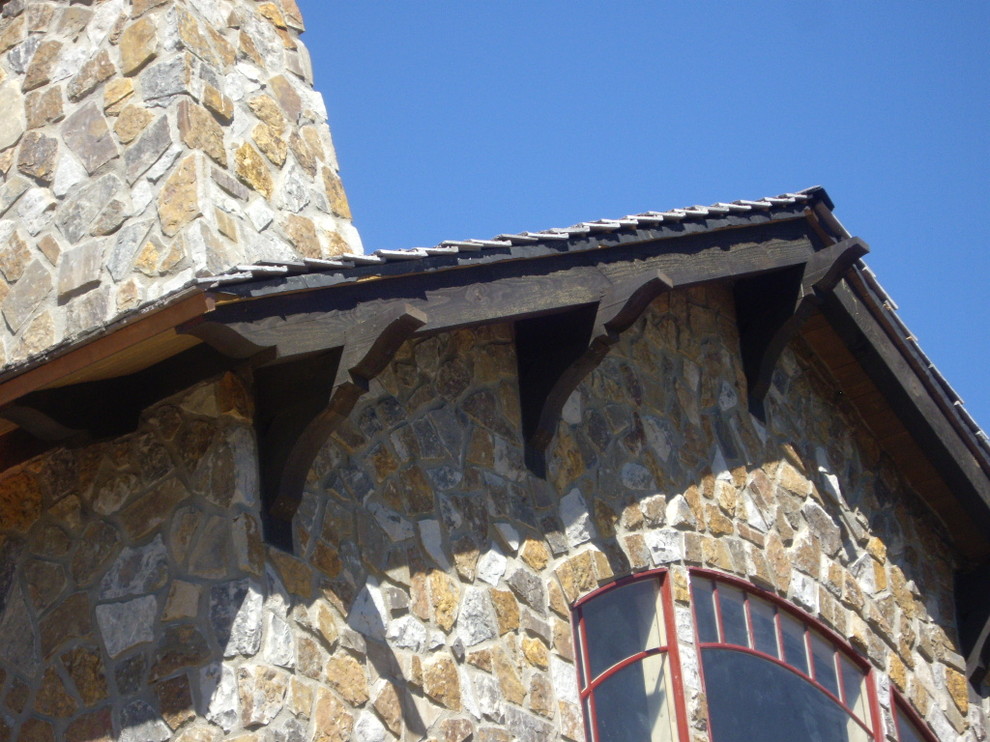 Modelo de fachada beige rural extra grande de dos plantas con revestimiento de piedra y tejado a dos aguas