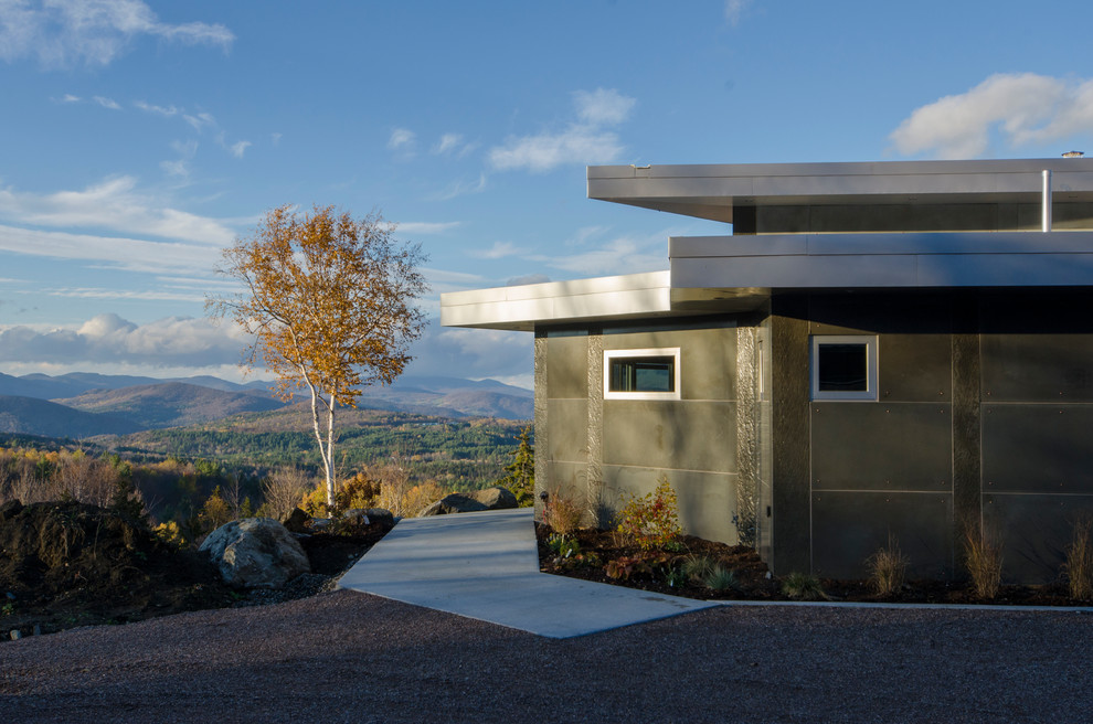 Imagen de fachada de casa gris contemporánea de tamaño medio de una planta con revestimiento de hormigón y tejado plano