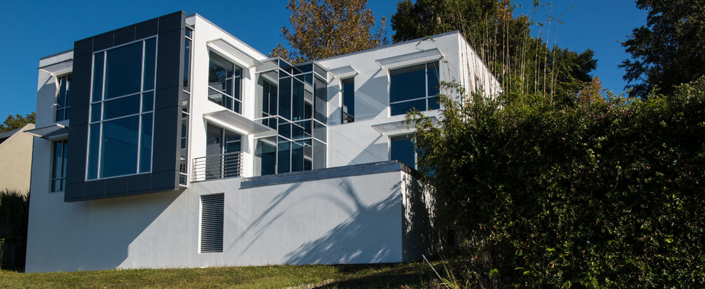 Geräumiges, Dreistöckiges Modernes Haus mit Putzfassade, weißer Fassadenfarbe und Flachdach in Orlando