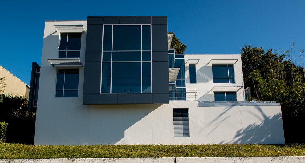 Geräumiges, Dreistöckiges Modernes Haus mit Putzfassade, weißer Fassadenfarbe und Flachdach in Orlando