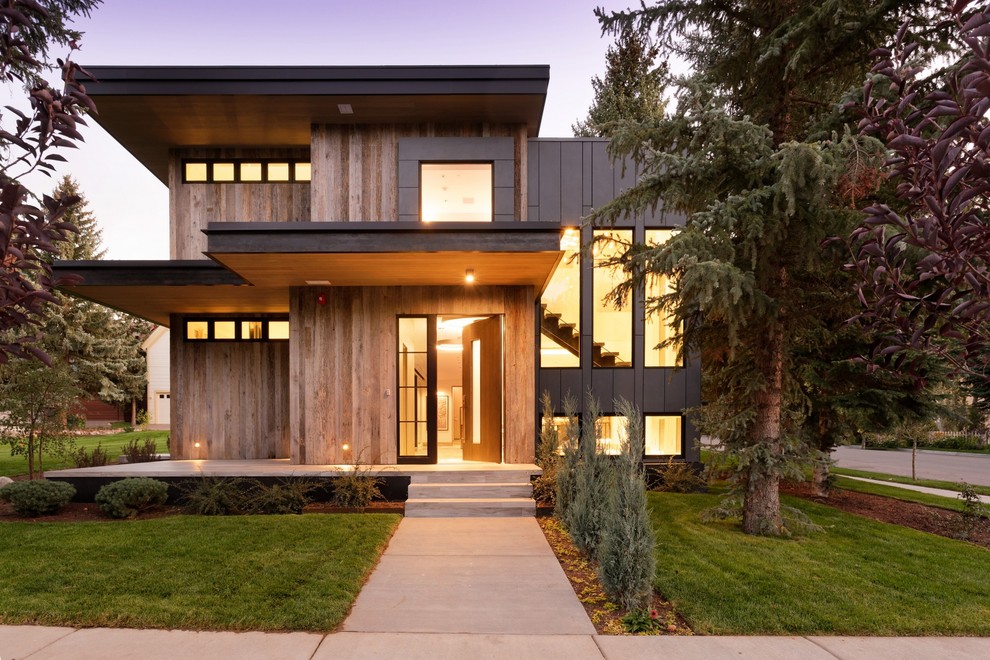 Стильный дизайн: большой, деревянный, разноцветный, трехэтажный частный загородный дом в стиле модернизм с односкатной крышей и металлической крышей - последний тренд