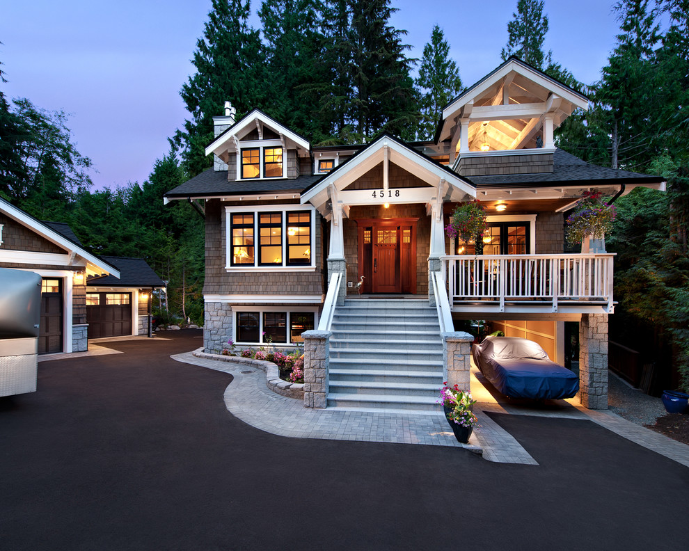 Aménagement d'une grande façade de maison marron craftsman en bois à deux étages et plus avec un toit à quatre pans.