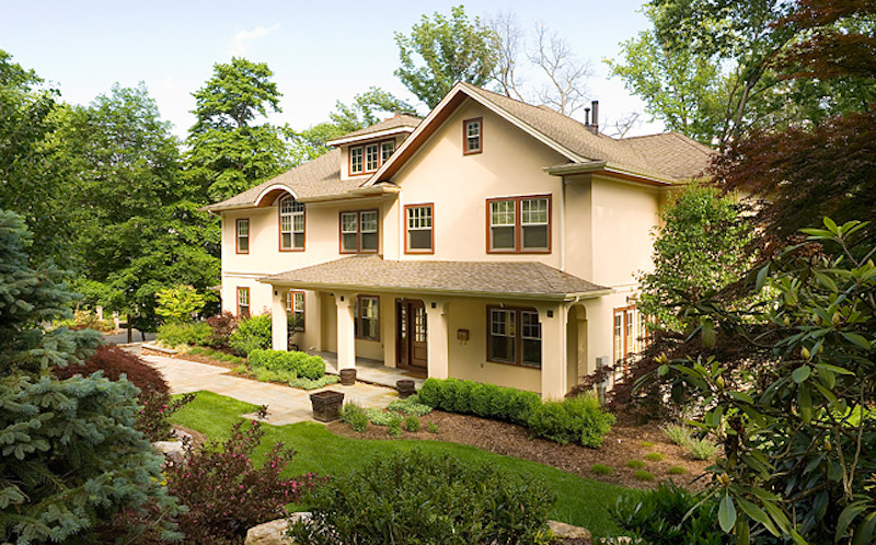 Foto della facciata di una casa american style con rivestimento in stucco