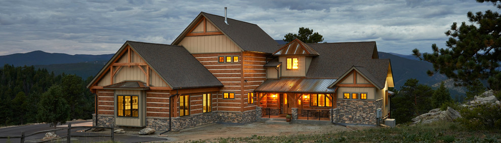 На фото: большой, двухэтажный, деревянный дом в стиле рустика с