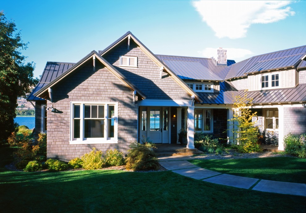Zweistöckiges Uriges Haus mit grauer Fassadenfarbe, Satteldach und Blechdach in Seattle