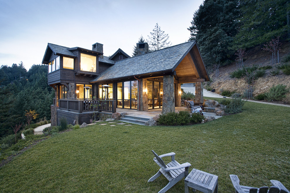 Aménagement d'une façade de maison montagne à un étage avec un toit à deux pans et un revêtement mixte.