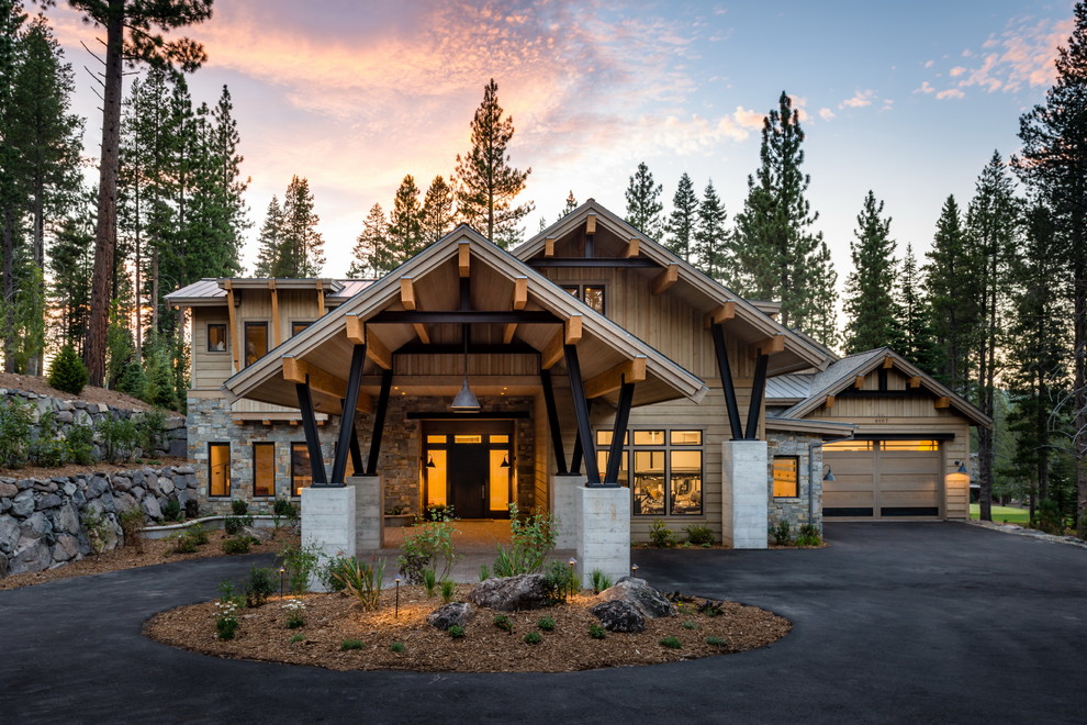 Стильный дизайн: двухэтажный, деревянный, коричневый частный загородный дом в стиле рустика с двускатной крышей и крышей из смешанных материалов - последний тренд