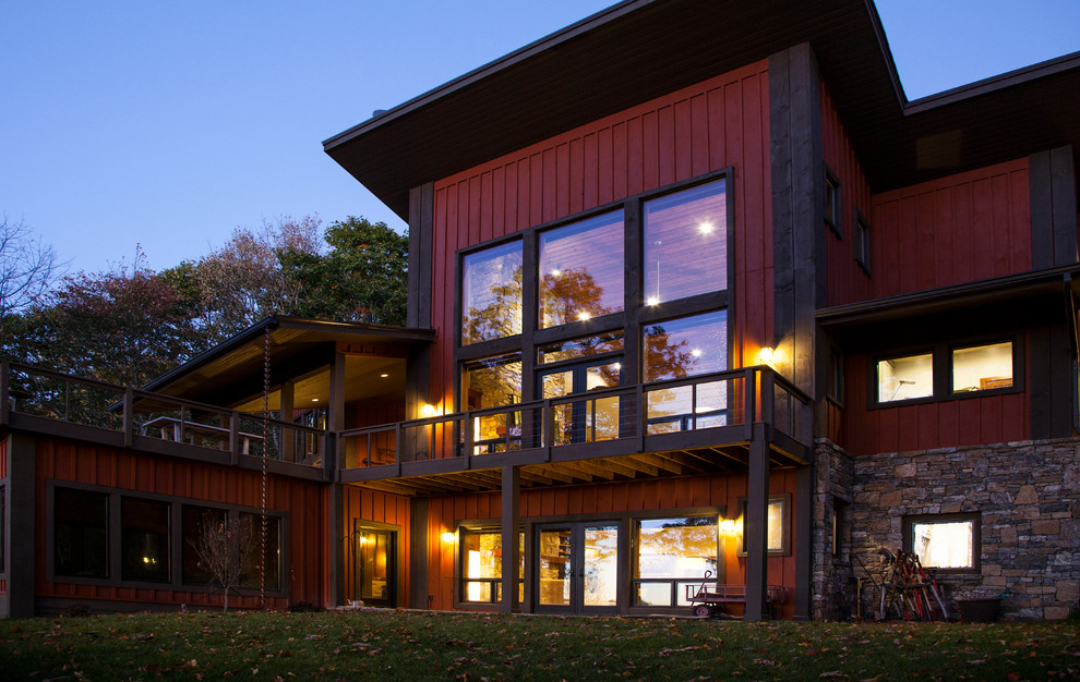 Idee per la facciata di una casa grande marrone contemporanea a tre piani con rivestimento in legno e copertura a scandole