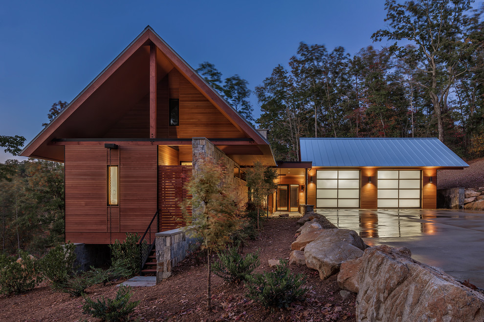 Inspiration pour une façade de maison marron chalet en bois de plain-pied avec un toit à deux pans.
