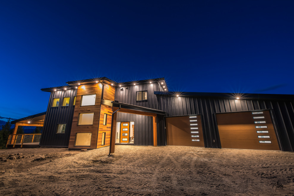 Großes, Zweistöckiges Industrial Haus mit grauer Fassadenfarbe und Flachdach in Calgary