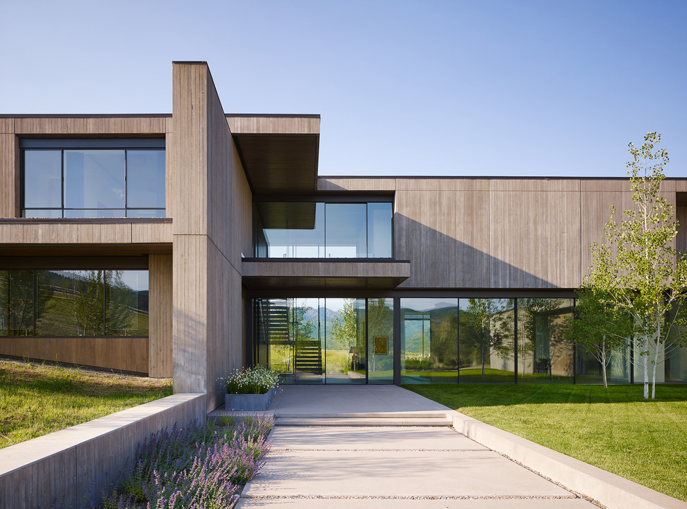 Zweistöckiges Modernes Einfamilienhaus mit Mix-Fassade, beiger Fassadenfarbe und Flachdach in Denver