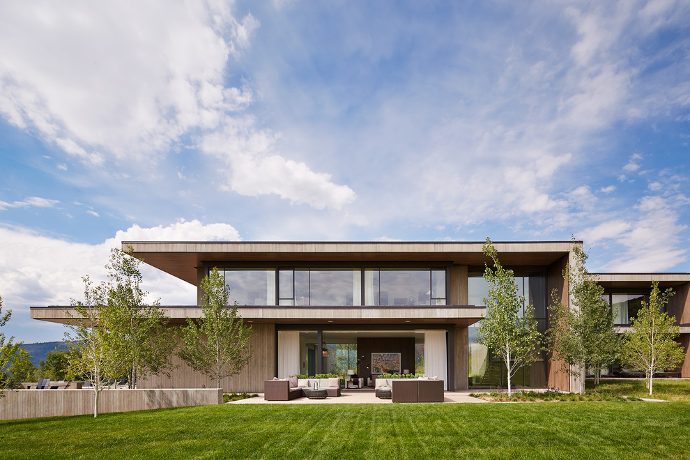 Diseño de fachada minimalista con revestimiento de hormigón y tejado plano