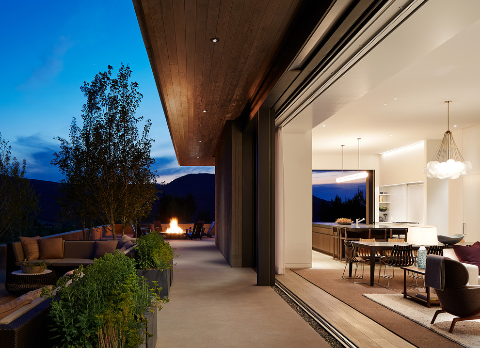 Inspiration pour une façade de maison minimaliste en béton avec un toit plat.