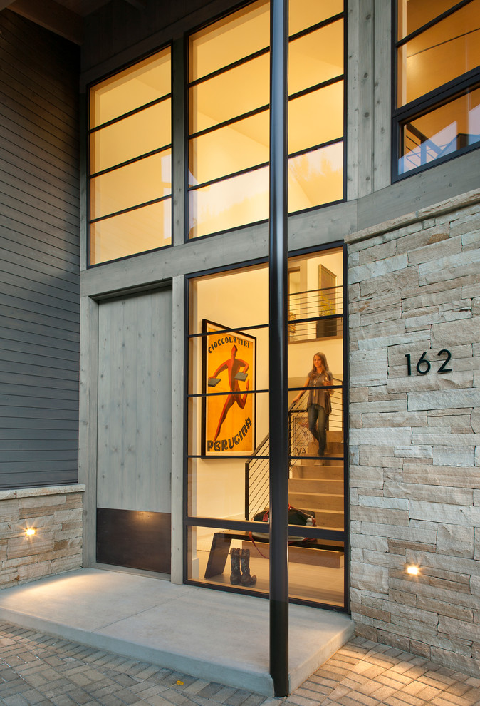 Mittelgroßes, Zweistöckiges Modernes Haus mit Mix-Fassade, brauner Fassadenfarbe und Pultdach in Denver