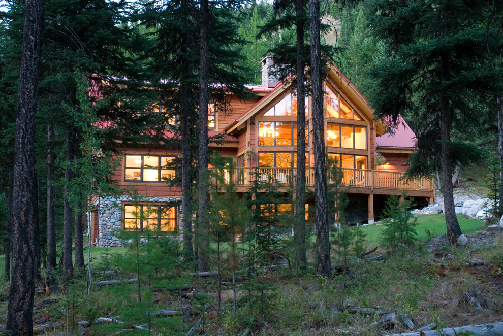 Cette photo montre une grande façade de maison montagne en bois à deux étages et plus.