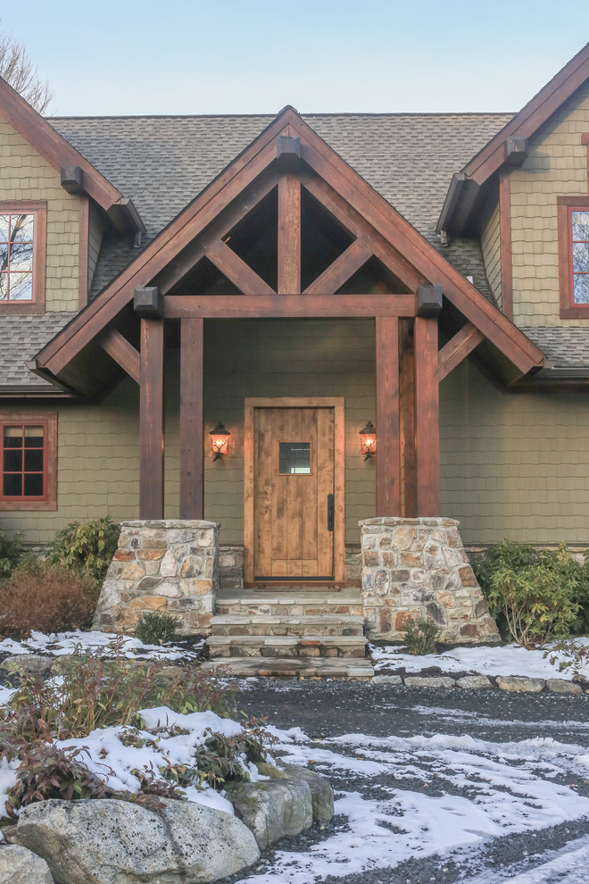 Großes, Zweistöckiges Rustikales Haus mit Faserzement-Fassade und grüner Fassadenfarbe in Charlotte