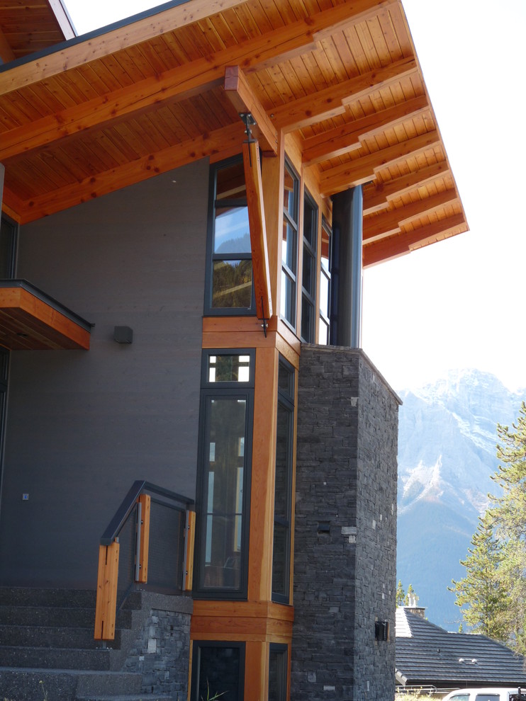 Aménagement d'une façade de maison montagne en bois.