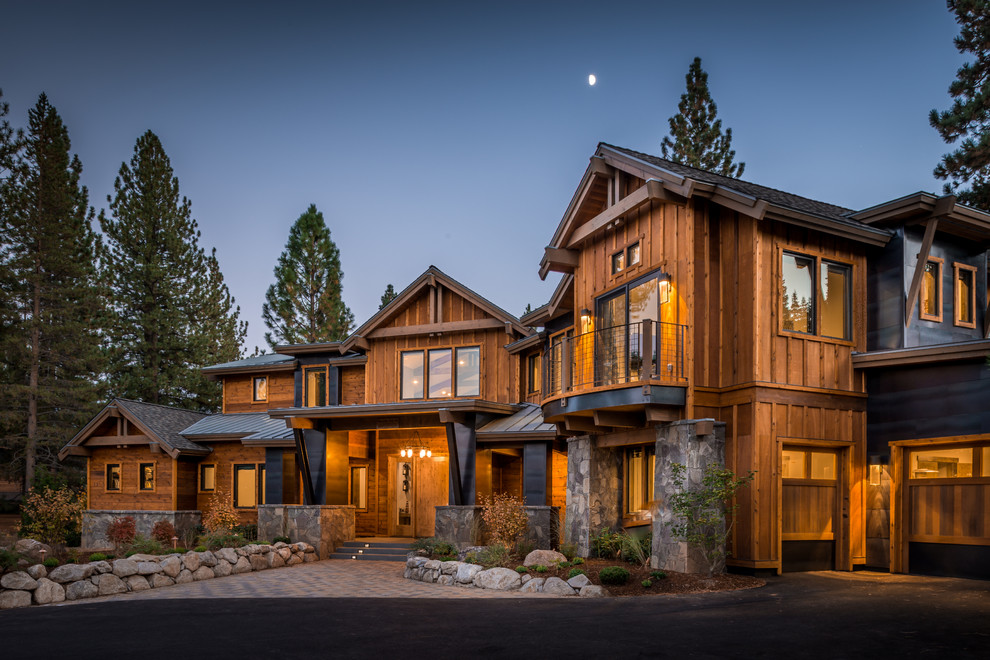 Großes, Zweistöckiges Rustikales Haus mit brauner Fassadenfarbe, Satteldach und Misch-Dachdeckung in Sacramento