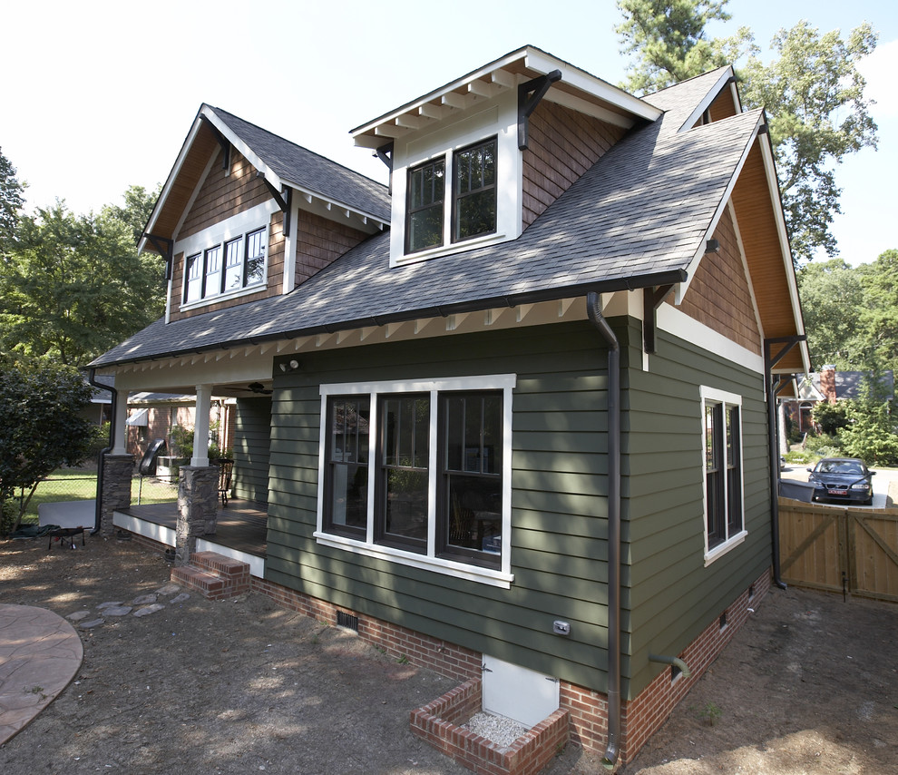 Пример оригинального дизайна: двухэтажный, зеленый дом в стиле кантри