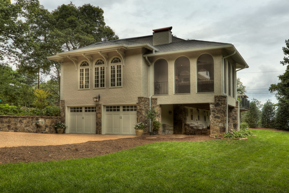 Стильный дизайн: двухэтажный, бежевый дом среднего размера в стиле неоклассика (современная классика) с облицовкой из цементной штукатурки и вальмовой крышей - последний тренд