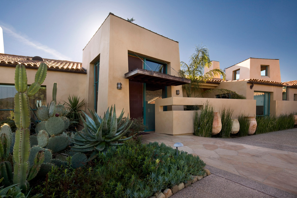 Einstöckiges, Großes Mediterranes Einfamilienhaus mit beiger Fassadenfarbe, Lehmfassade, Flachdach und Ziegeldach in Santa Barbara