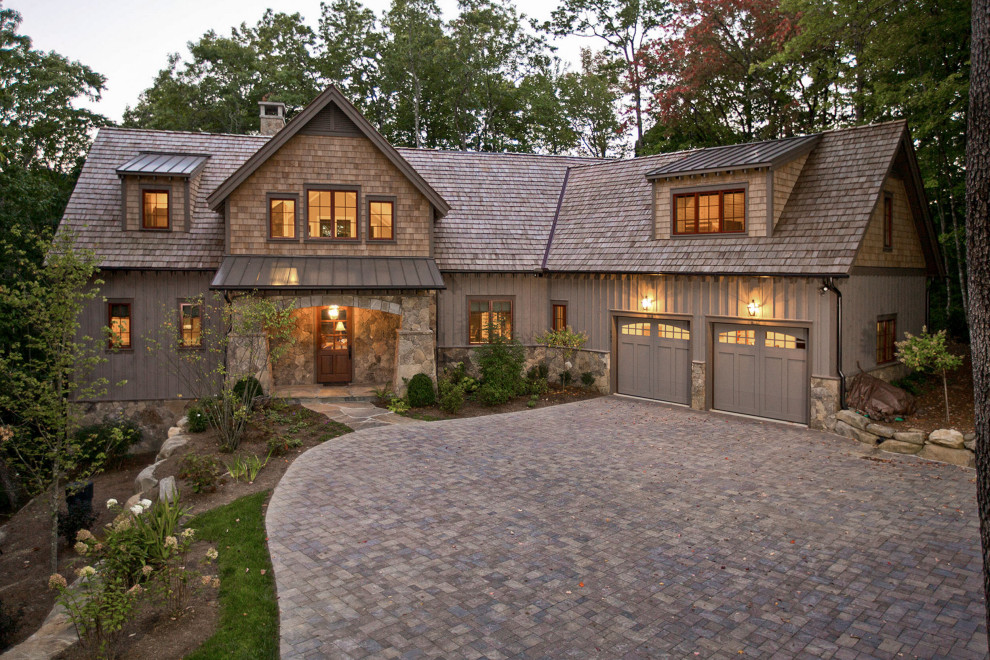 Пример оригинального дизайна: одноэтажный, деревянный, серый частный загородный дом в стиле рустика с двускатной крышей и крышей из гибкой черепицы
