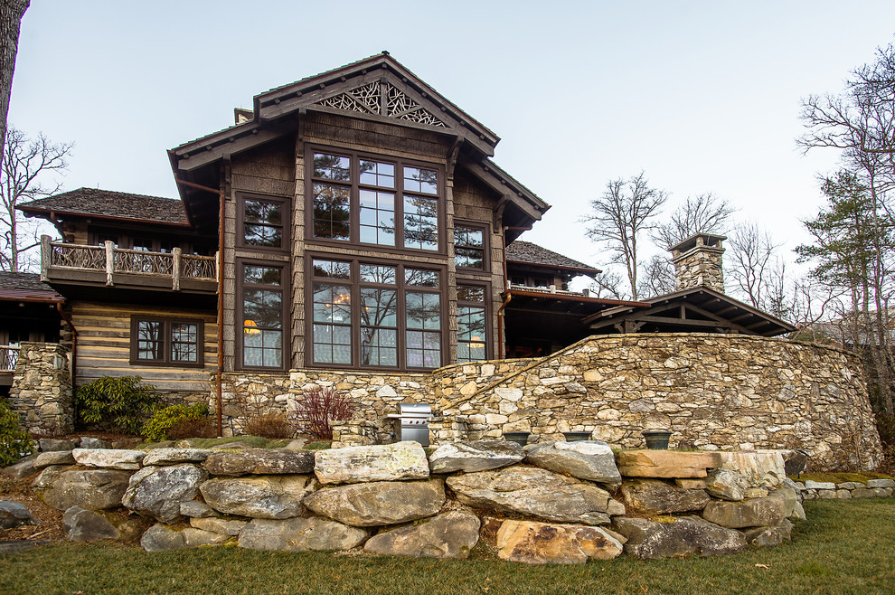 Mittelgroße, Zweistöckige Rustikale Holzfassade Haus mit brauner Fassadenfarbe in Sonstige