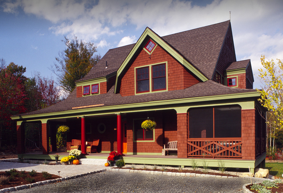 Immagine della villa rossa american style a due piani di medie dimensioni con rivestimento in legno, tetto a padiglione e copertura a scandole