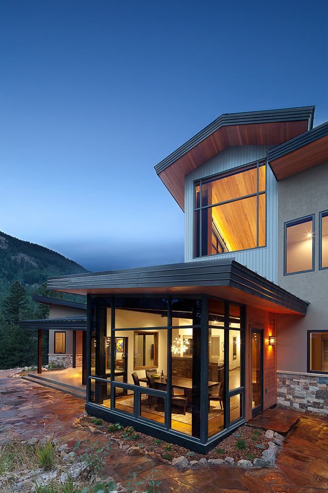 Стильный дизайн: большой, двухэтажный, серый дом в современном стиле с облицовкой из цементной штукатурки - последний тренд