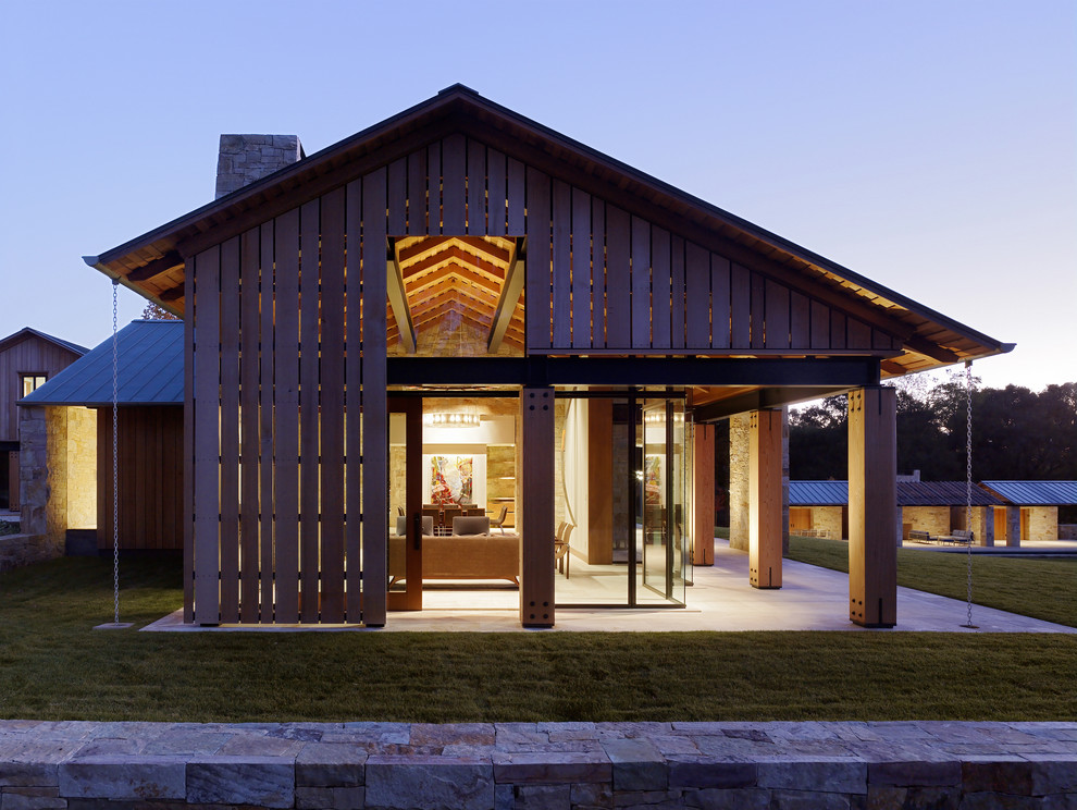 Idées déco pour une façade de maison marron campagne en bois avec un toit à deux pans.
