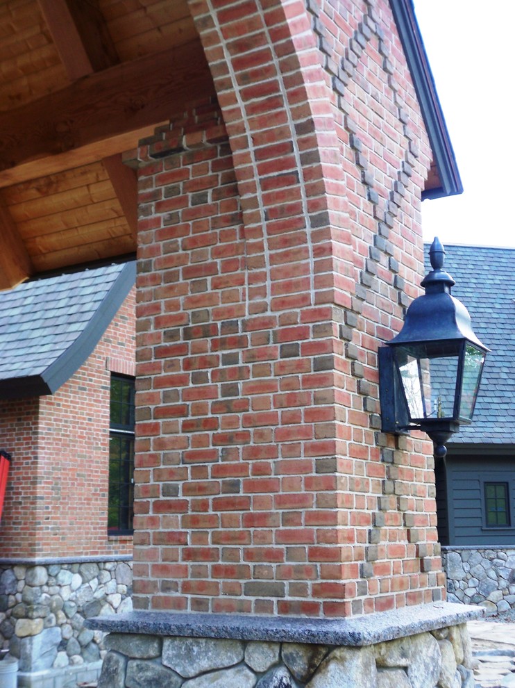 Idée de décoration pour une façade de maison tradition en brique à un étage avec un toit à deux pans.