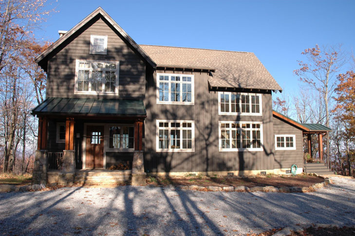Exemple d'une grande façade de maison marron montagne en bois à un étage.