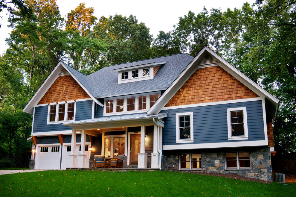 Exemple d'une façade de maison craftsman en bois à un étage.