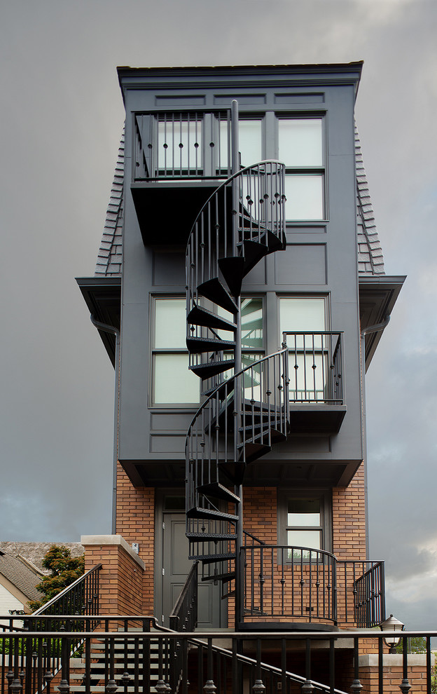Modelo de fachada negra contemporánea de tamaño medio de tres plantas con revestimiento de ladrillo y escaleras