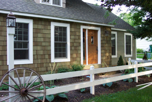 Стильный дизайн: одноэтажный, деревянный, зеленый дом среднего размера в классическом стиле - последний тренд