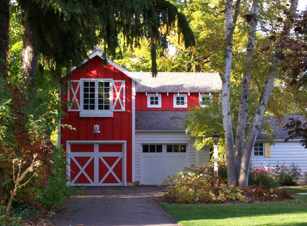 Cottage exterior home idea in Grand Rapids