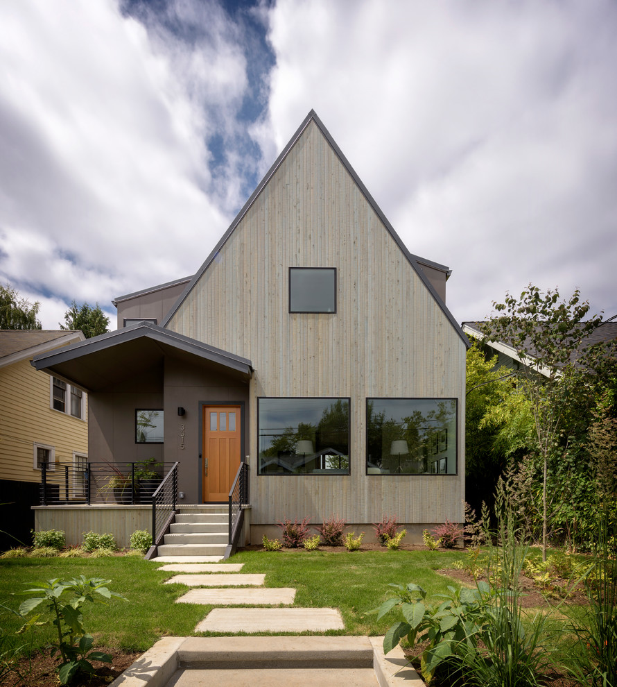 Идея дизайна: двухэтажный, деревянный, серый частный загородный дом в современном стиле с двускатной крышей