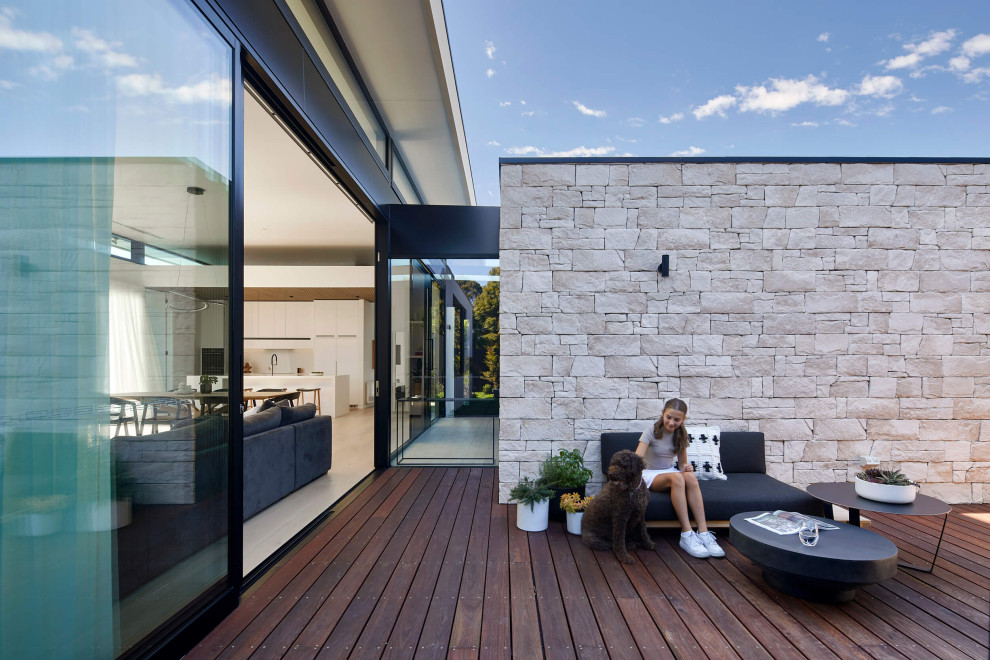 Идея дизайна: одноэтажный, серый частный загородный дом среднего размера в стиле модернизм с облицовкой из бетона, плоской крышей и зеленой крышей