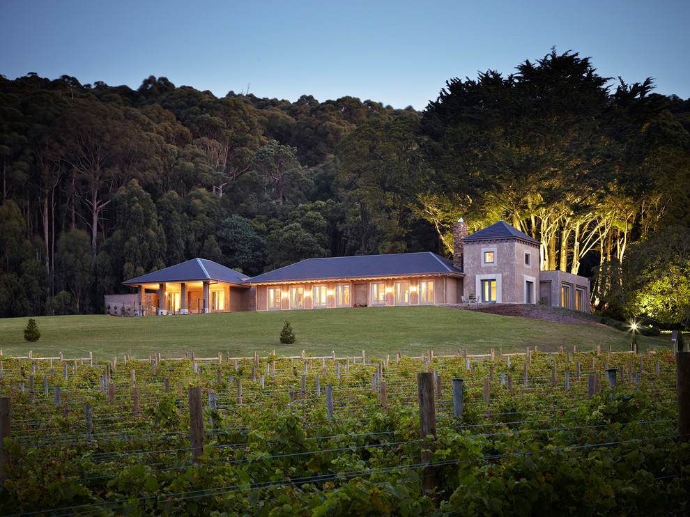 Foto de fachada beige de estilo de casa de campo grande de una planta con revestimiento de piedra