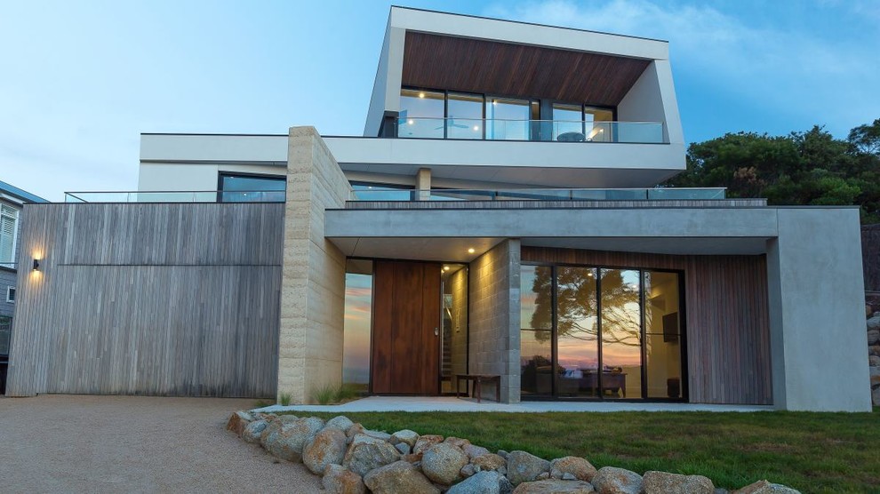 Mittelgroßes, Zweistöckiges Modernes Einfamilienhaus mit Betonfassade, beiger Fassadenfarbe und Flachdach in Melbourne